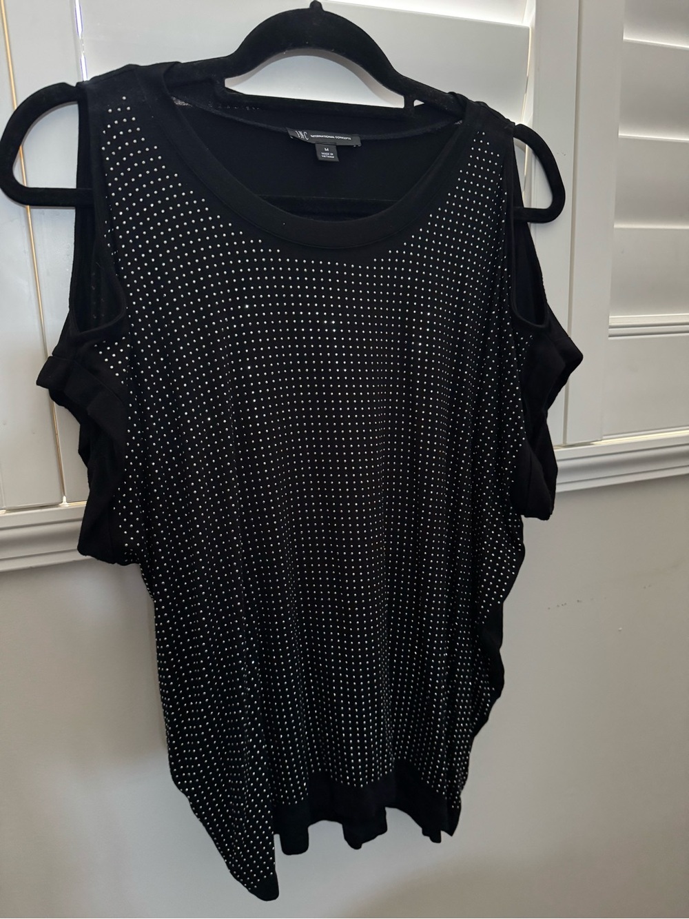 INC INTERNATIONAL CONCEPTS BLACK WITH SILVER STUDDED COLD SHOULDER LADIES TOP